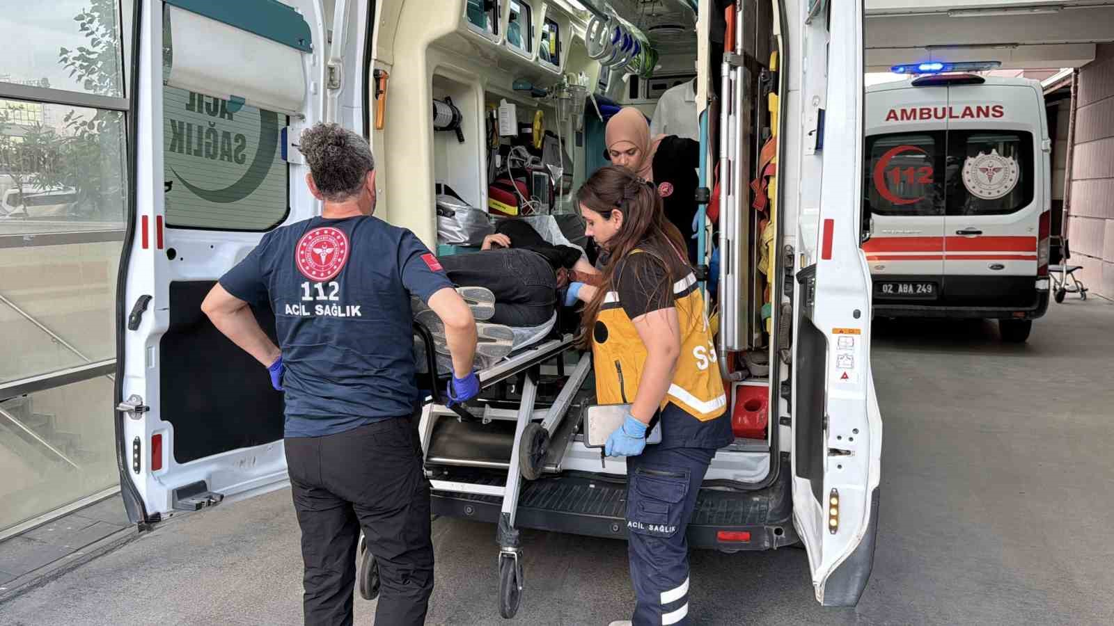 Şiddete maruz kalan kadını kurtarmak isterken bıçaklandı