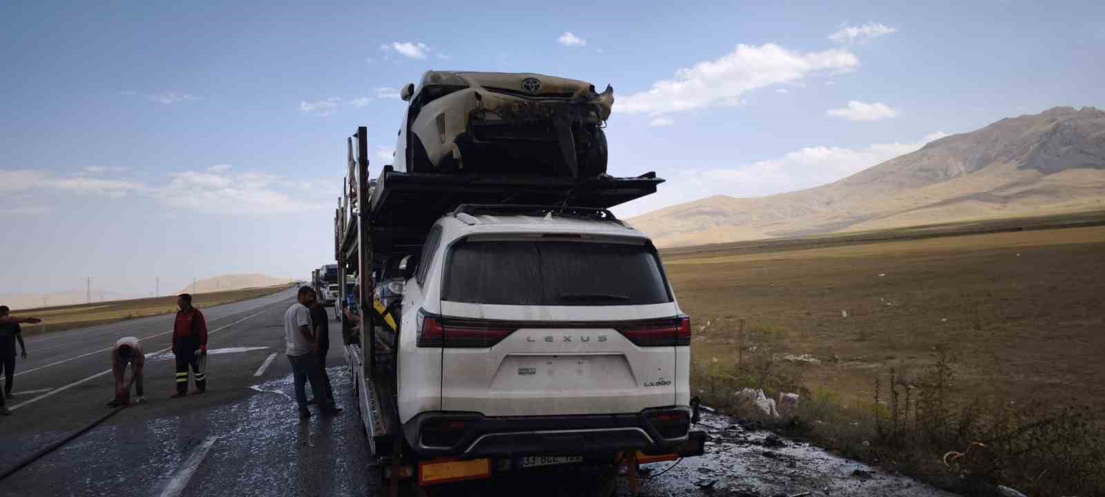 Ağrı’da otomobil taşıyan tırın dorsesinde çıkan yangın söndürüldü