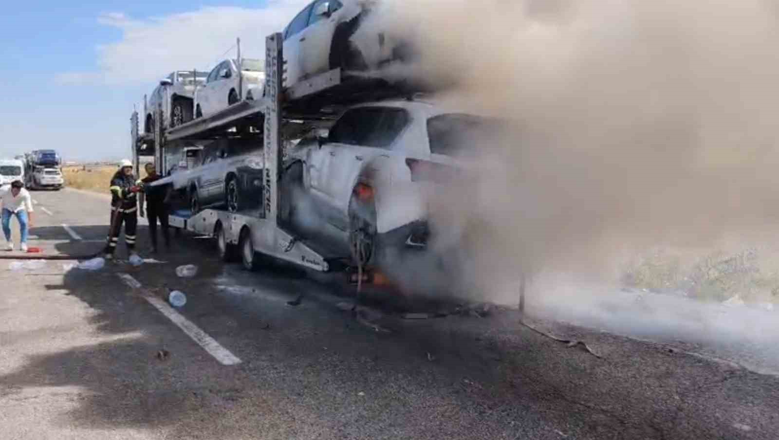 Ağrı’da otomobil taşıyan tırın dorsesinde çıkan yangın söndürüldü