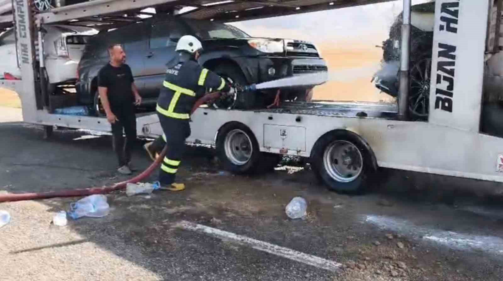 Ağrı’da otomobil taşıyan tırın dorsesinde çıkan yangın söndürüldü