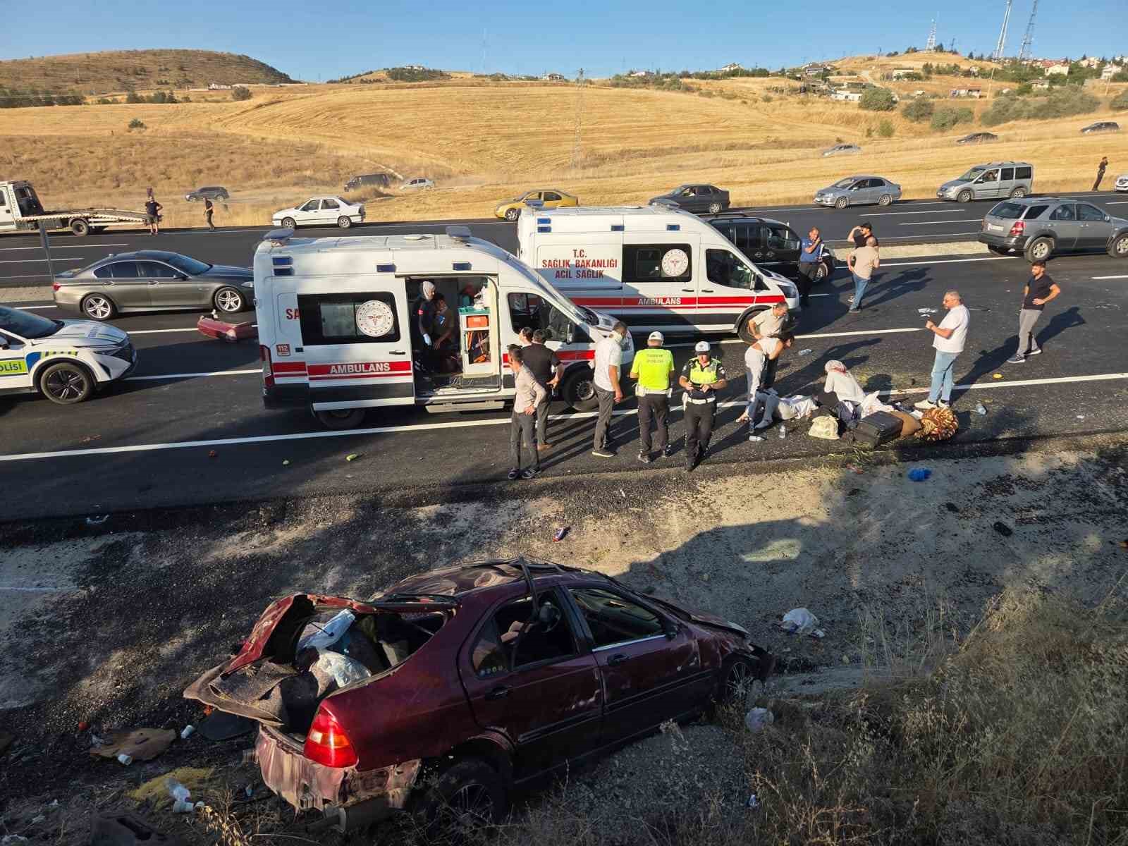 Direksiyon hakimiyetini kaybetti, karşı şeritteki iki otomobile çarptı: 1 ölü, 7 yaralı