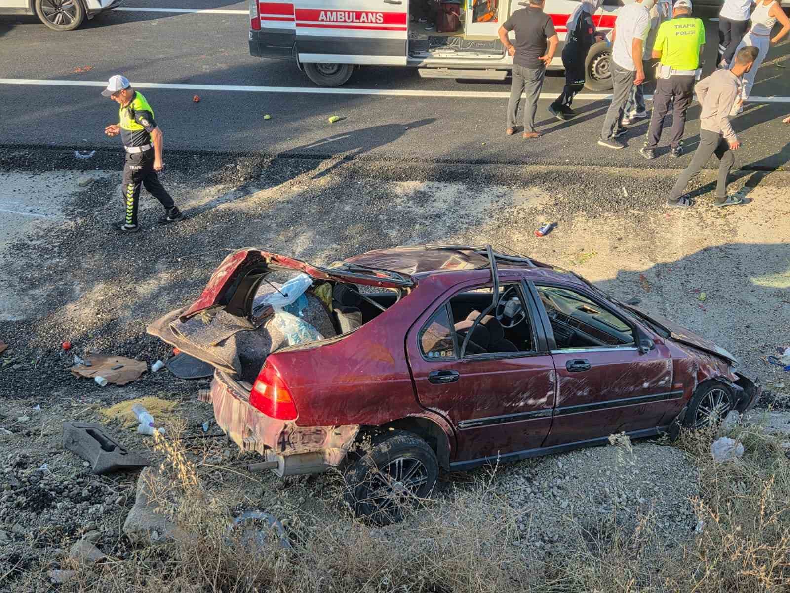 Direksiyon hakimiyetini kaybetti, karşı şeritteki iki otomobile çarptı: 1 ölü, 7 yaralı