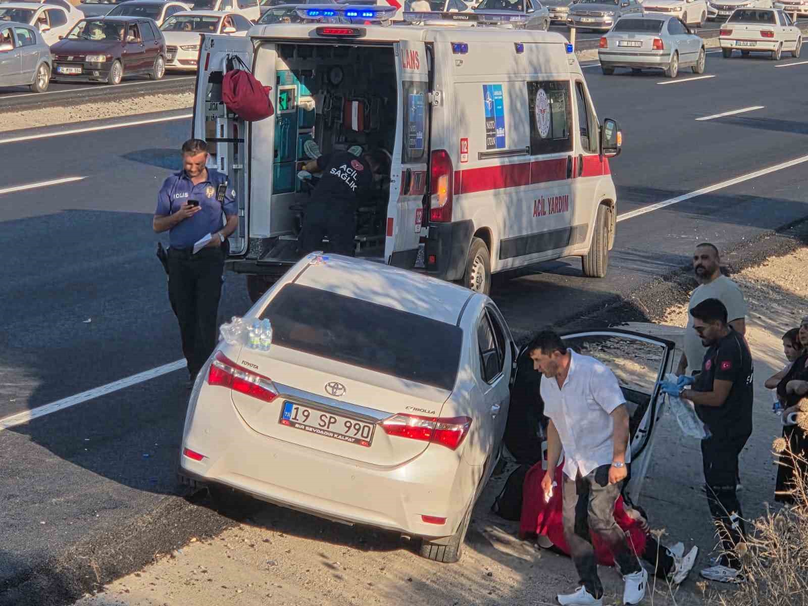 Direksiyon hakimiyetini kaybetti, karşı şeritteki iki otomobile çarptı: 1 ölü, 7 yaralı
