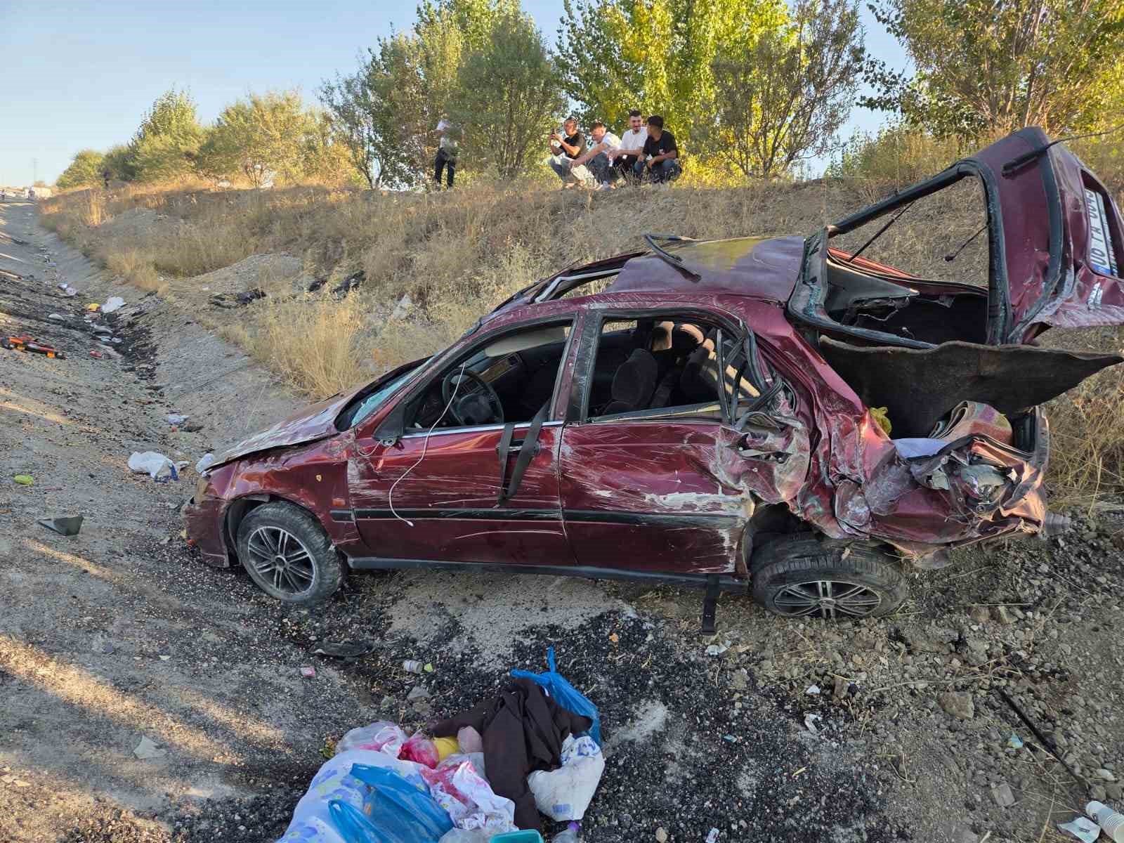 Direksiyon hakimiyetini kaybetti, karşı şeritteki iki otomobile çarptı: 1 ölü, 7 yaralı