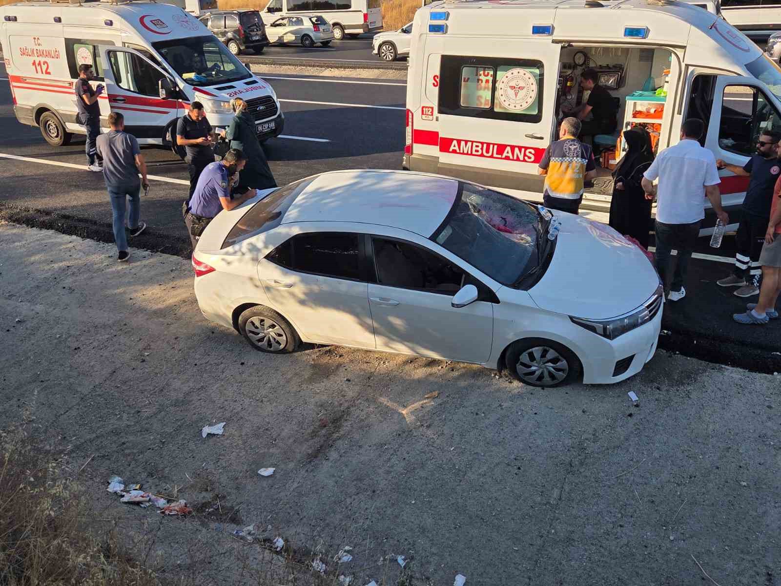 Direksiyon hakimiyetini kaybetti, karşı şeritteki iki otomobile çarptı: 1 ölü, 7 yaralı