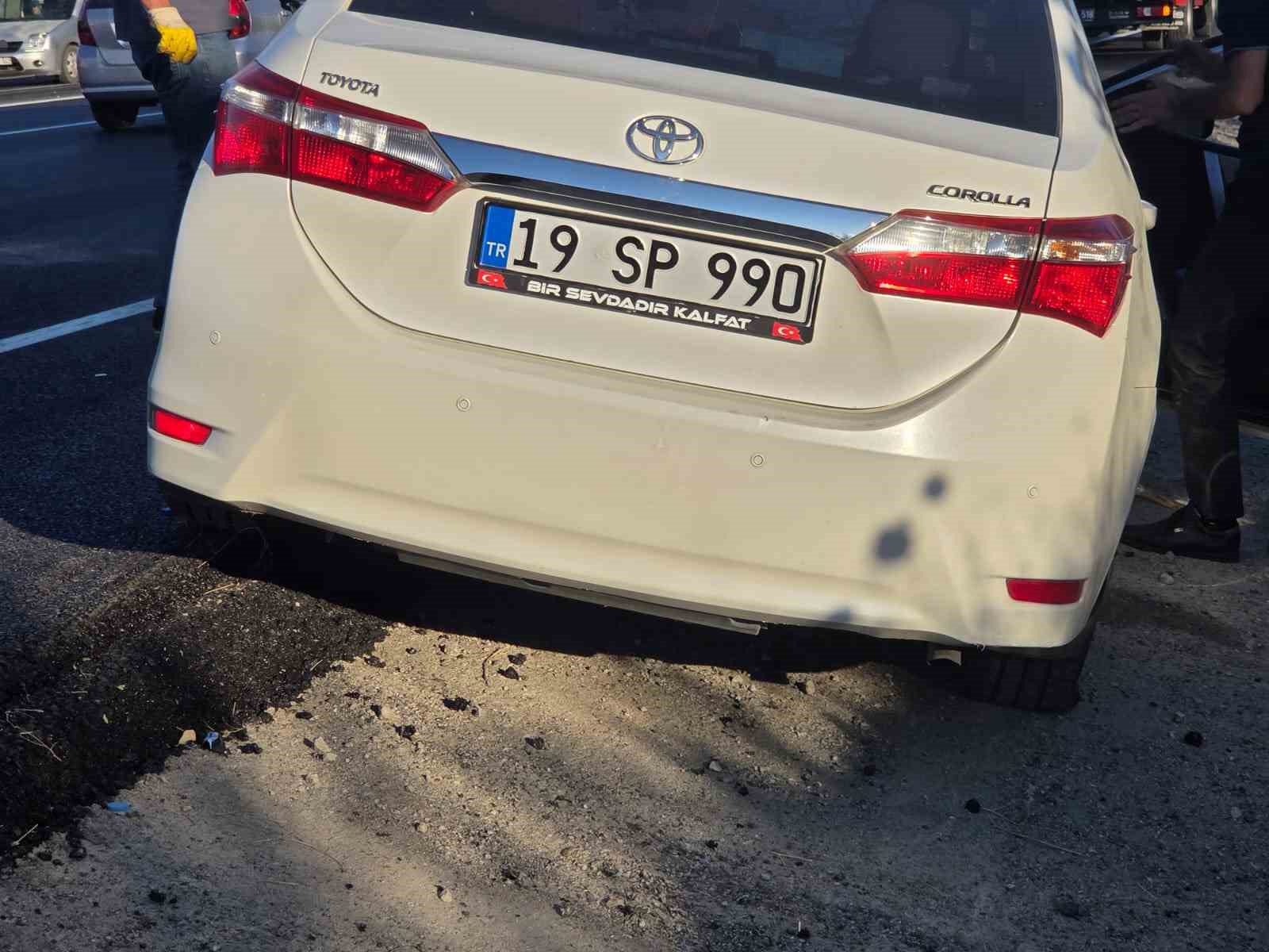 Direksiyon hakimiyetini kaybetti, karşı şeritteki iki otomobile çarptı: 1 ölü, 7 yaralı