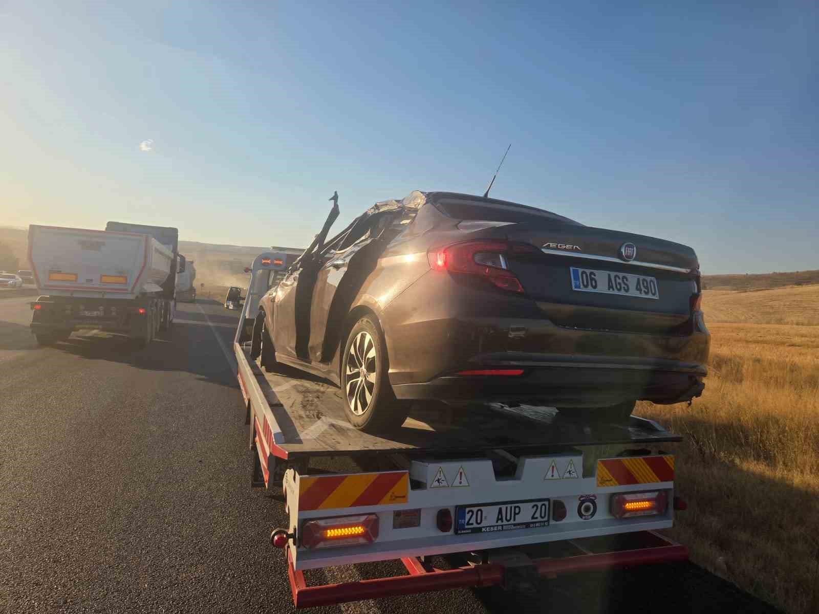 Direksiyon hakimiyetini kaybetti, karşı şeritteki iki otomobile çarptı: 1 ölü, 7 yaralı