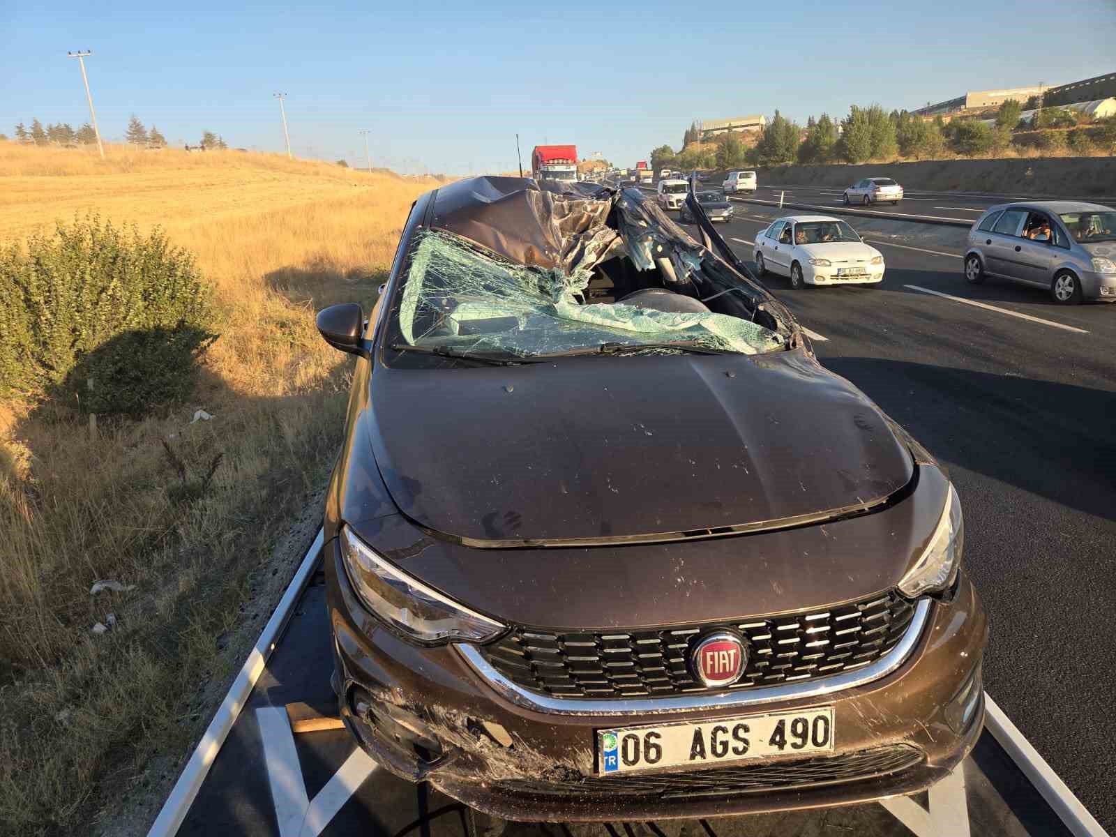 Direksiyon hakimiyetini kaybetti, karşı şeritteki iki otomobile çarptı: 1 ölü, 7 yaralı