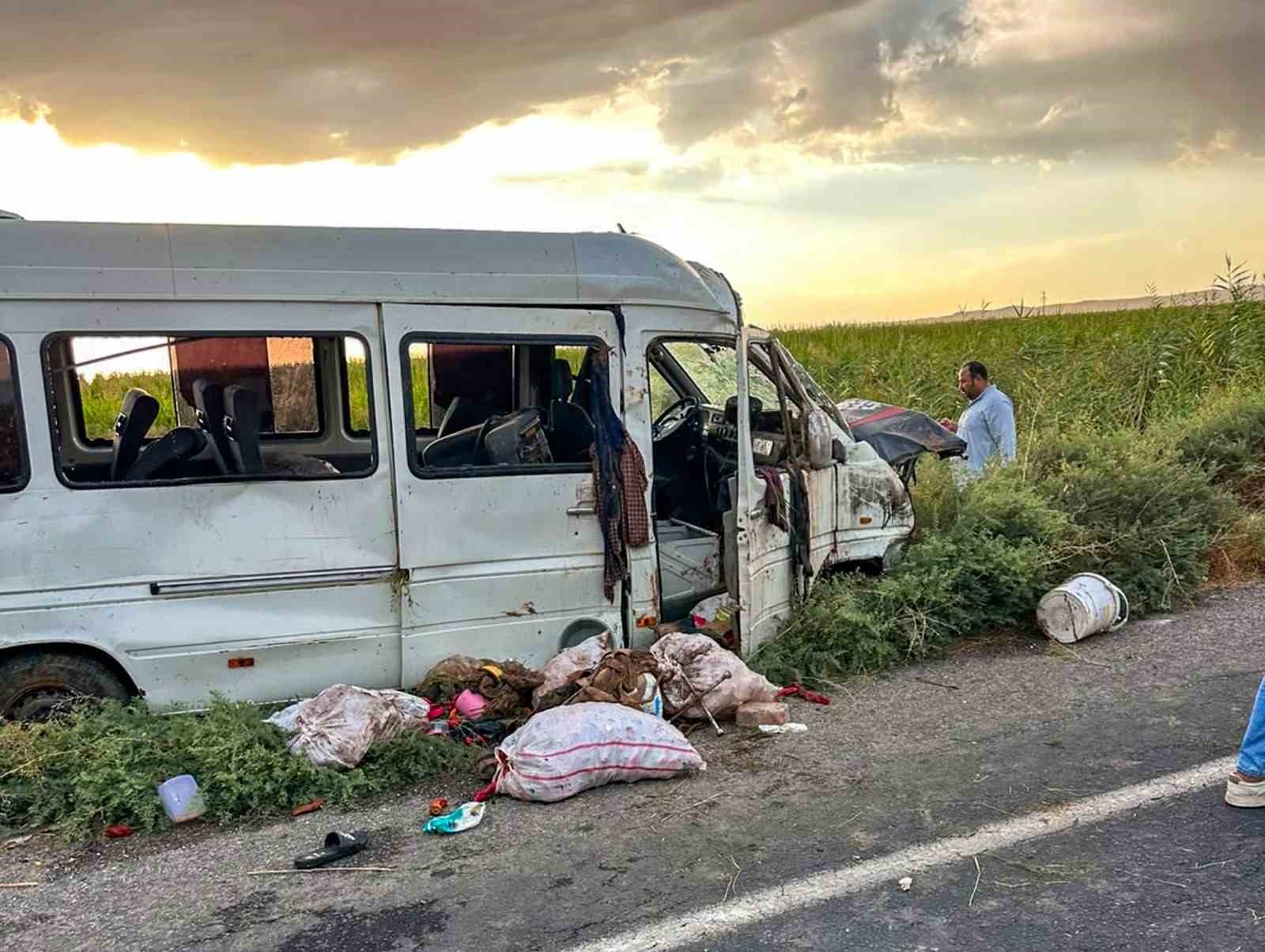 Şanlıurfa’da işçileri taşıyan servis tahliye kanalına devrildi: 15 yaralı