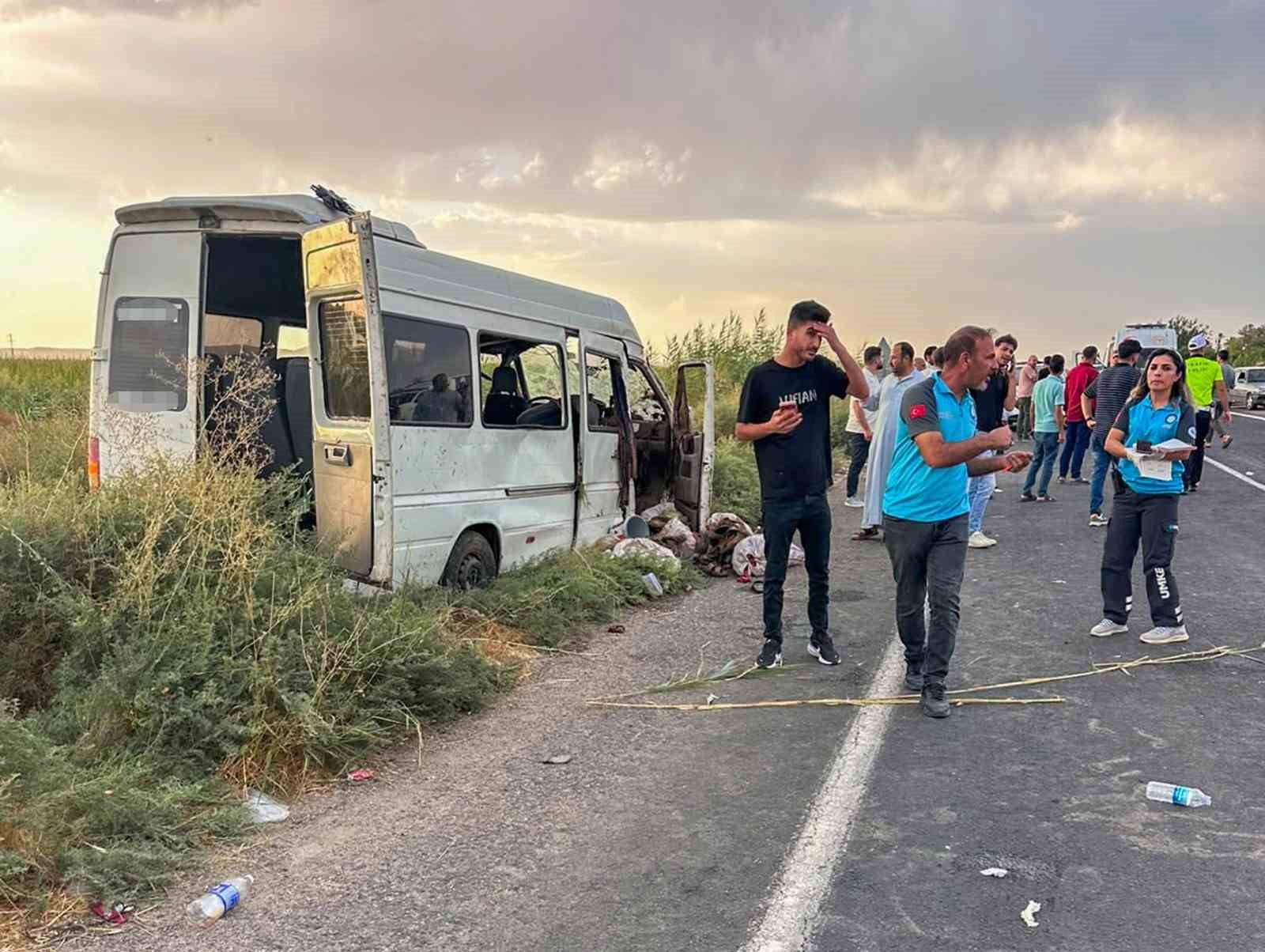 Şanlıurfa’da işçileri taşıyan servis tahliye kanalına devrildi: 15 yaralı