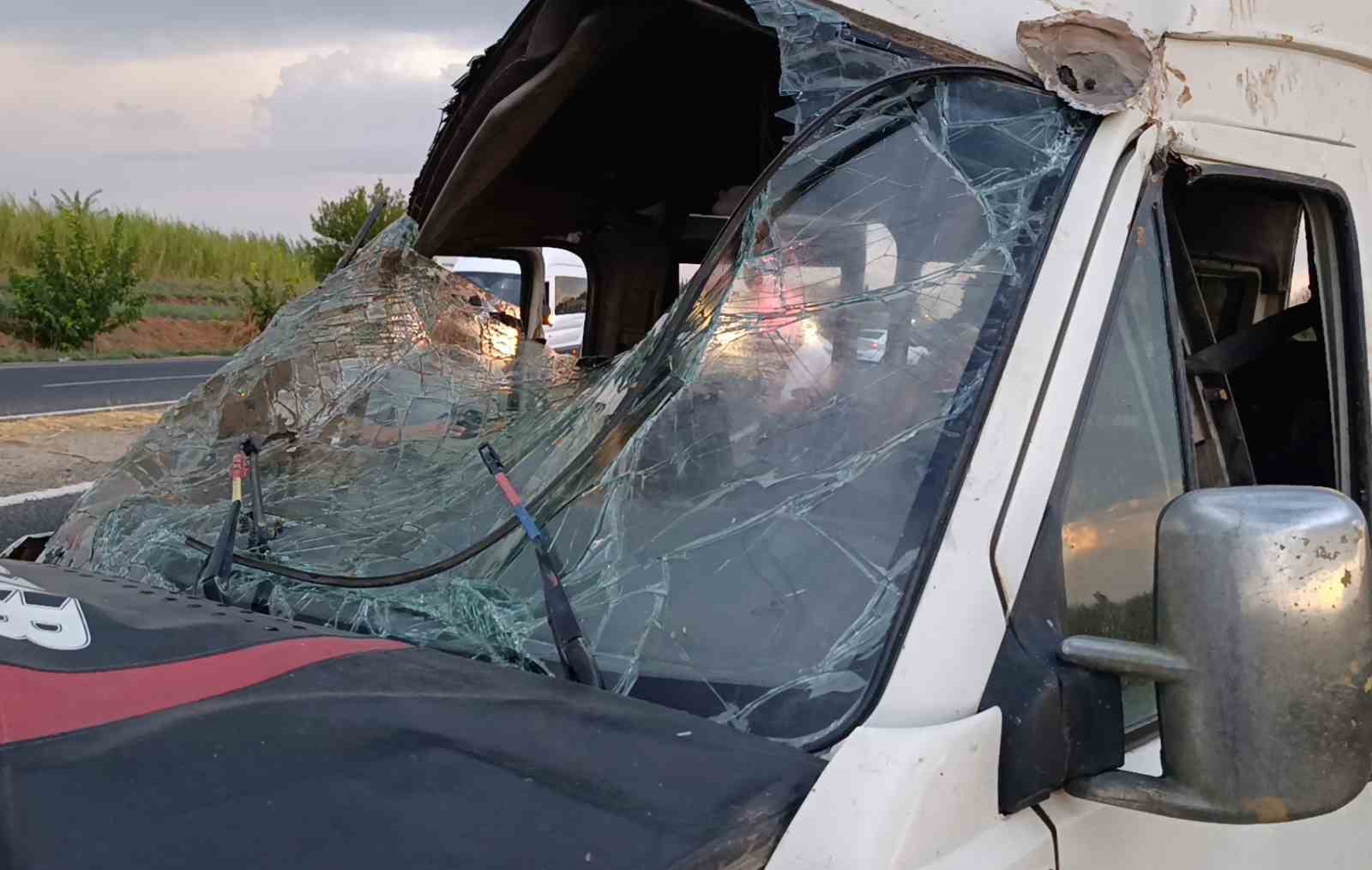 Şanlıurfa’da işçileri taşıyan servis tahliye kanalına devrildi: 15 yaralı