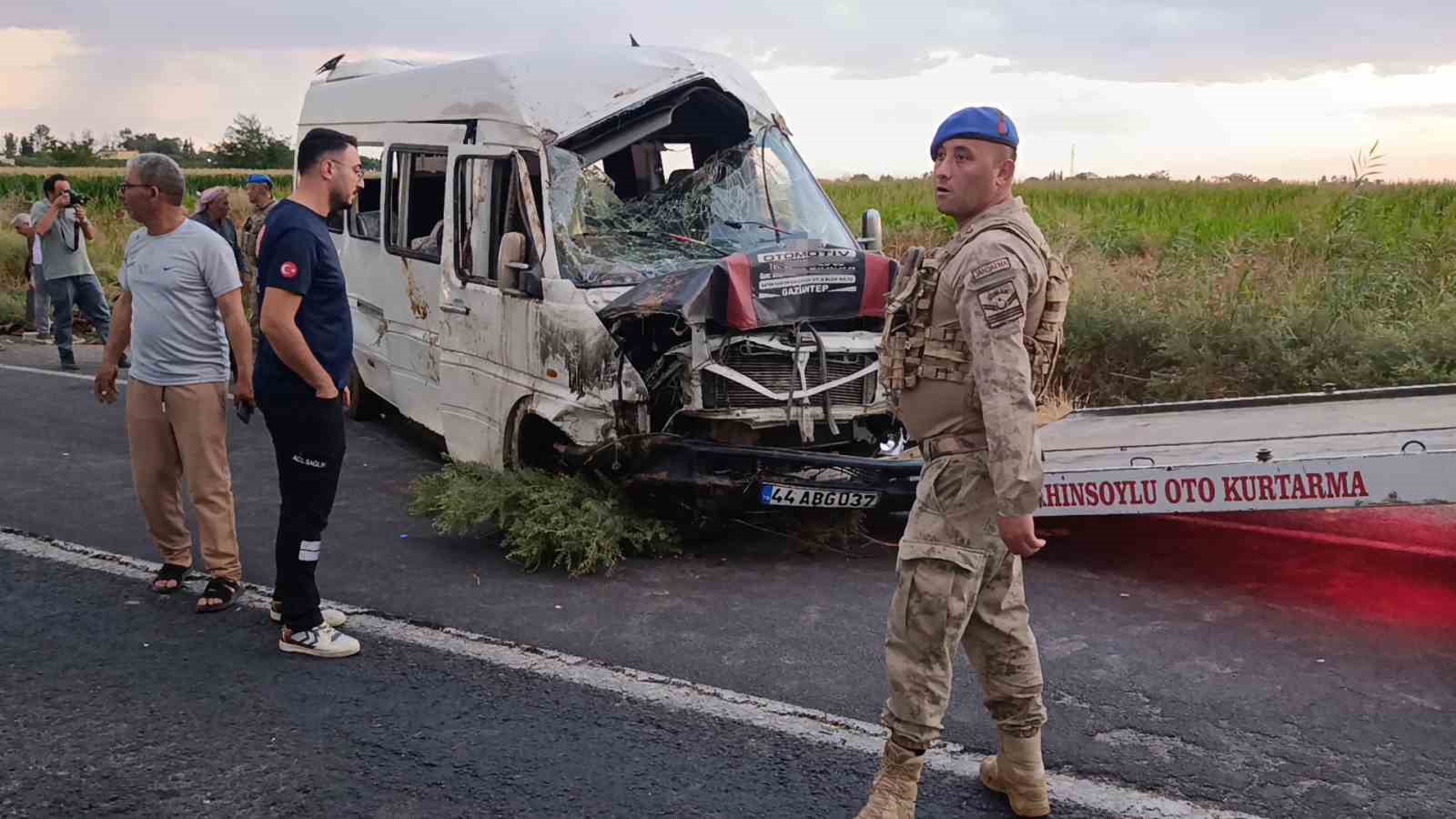 Şanlıurfa’da işçileri taşıyan servis tahliye kanalına devrildi: 15 yaralı