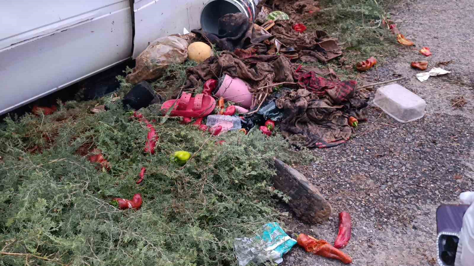 Şanlıurfa’da işçileri taşıyan servis tahliye kanalına devrildi: 15 yaralı