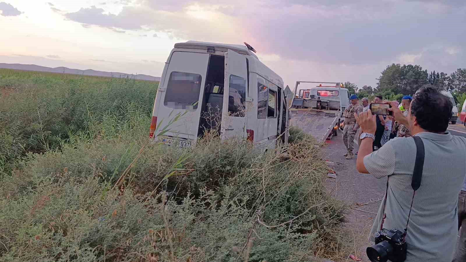 Şanlıurfa’da işçileri taşıyan servis tahliye kanalına devrildi: 15 yaralı