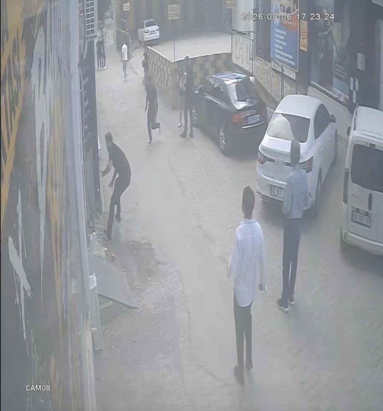 Darbedilen kadını kurtarmak isteyen gencin bıçaklı saldırıya uğradığı anlar kameraya yansıdı