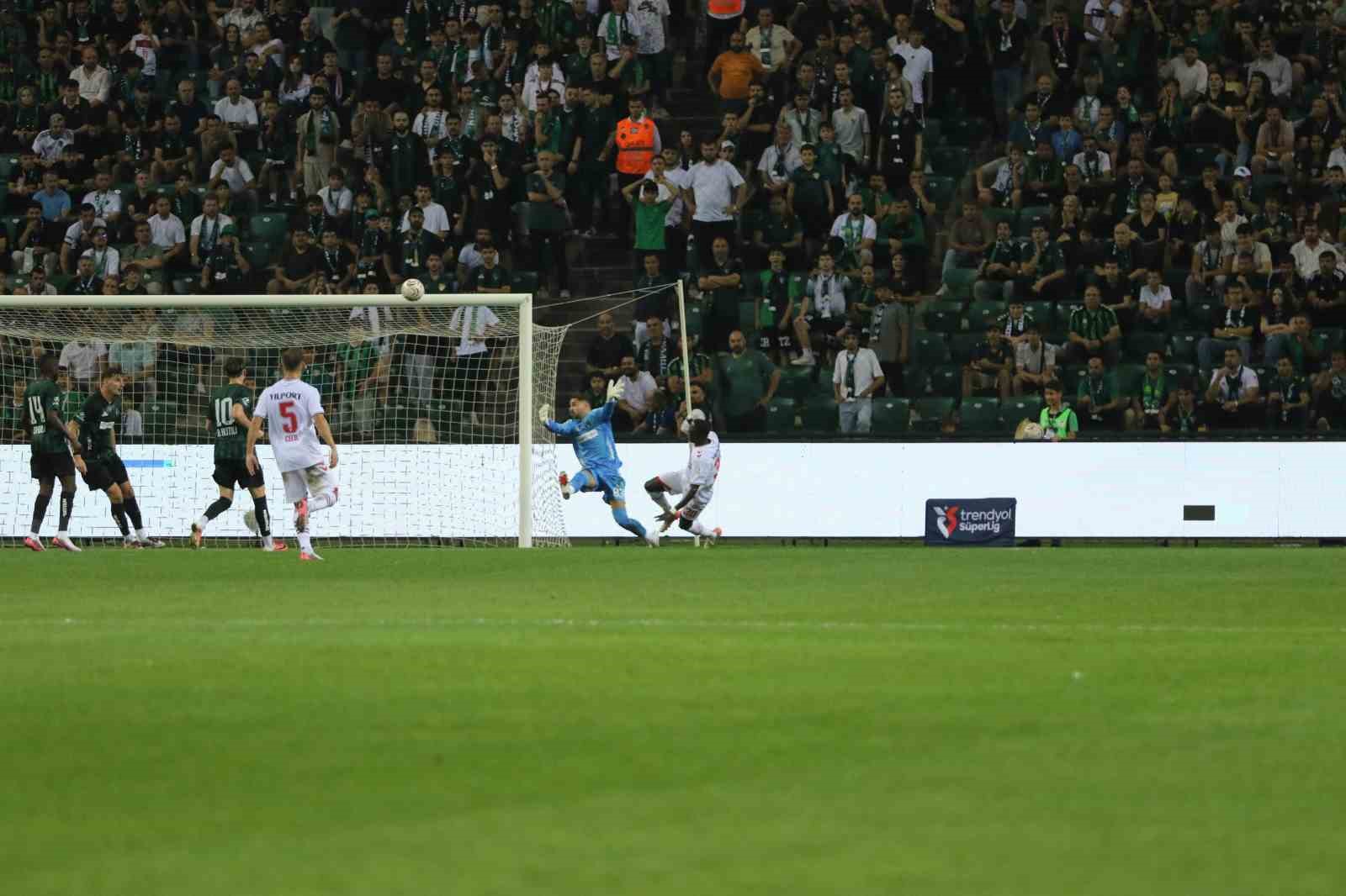 Trendyol Süper Lig: Kocaelispor: 1 - Samsunspor: 0 (İlk yarı)