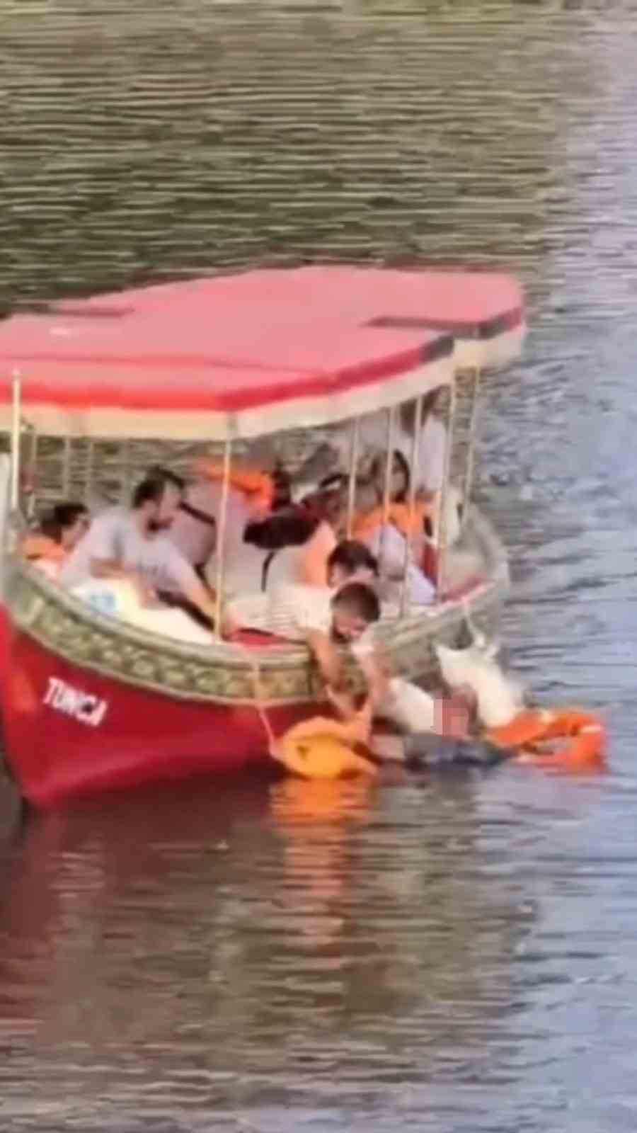 Köprüden nehre düşen adamı, gezi teknesindeki vatandaşlar kurtardı