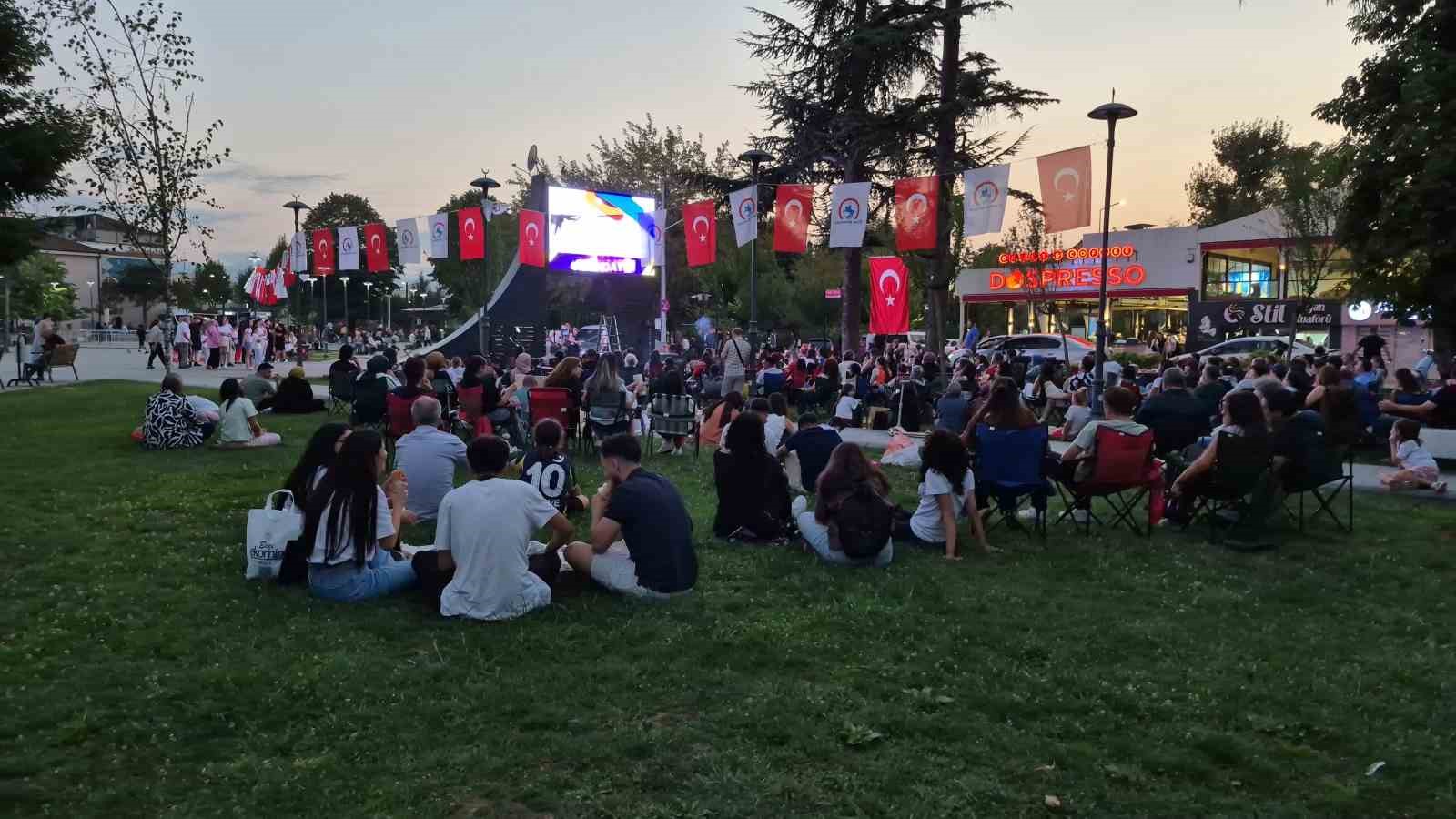 A Milli Kadın Voleybol Takımı’nın, Avrupa şampiyonluğu Düzce’de meydanda izlendi