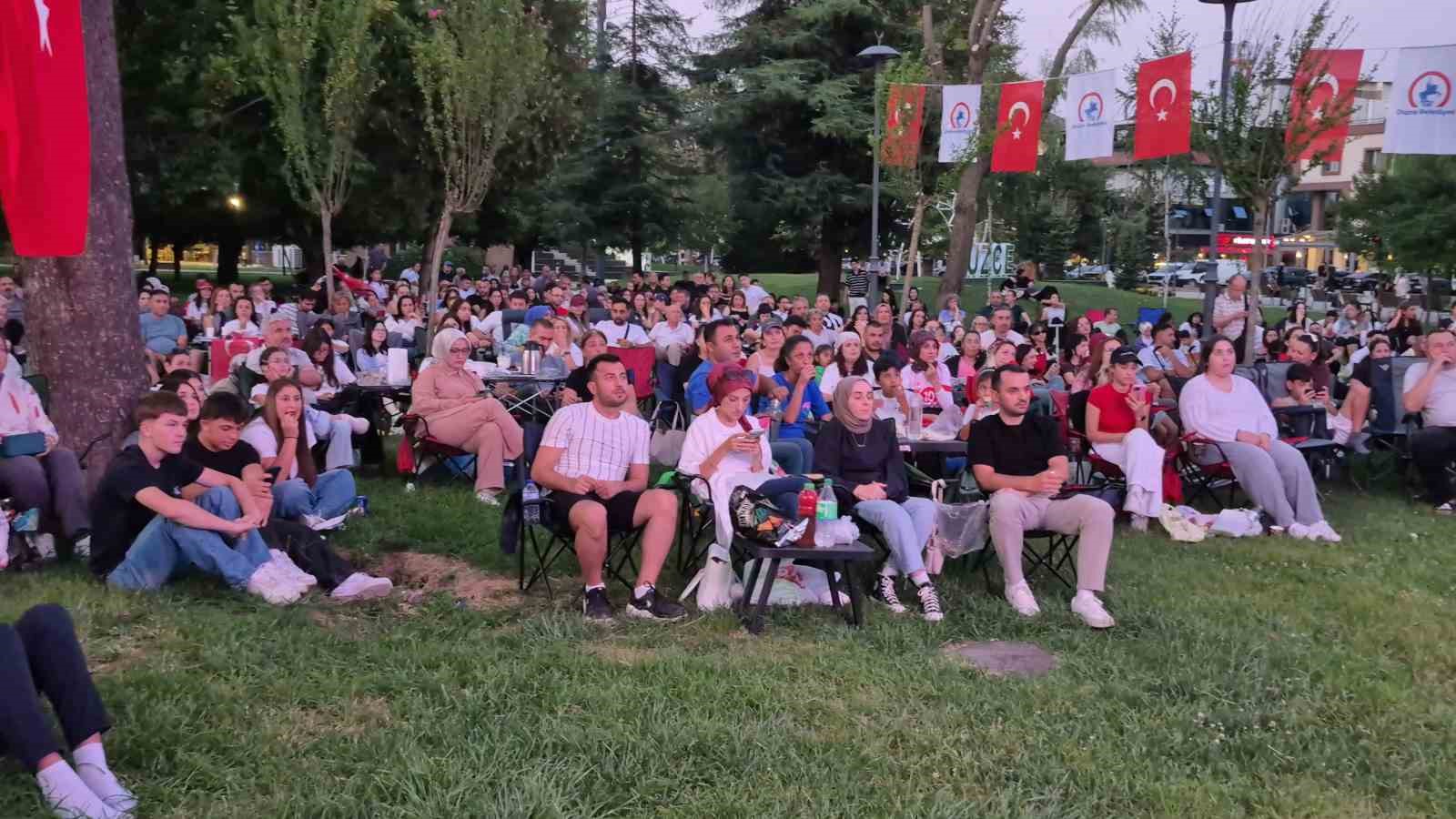 A Milli Kadın Voleybol Takımı’nın, Avrupa şampiyonluğu Düzce’de meydanda izlendi