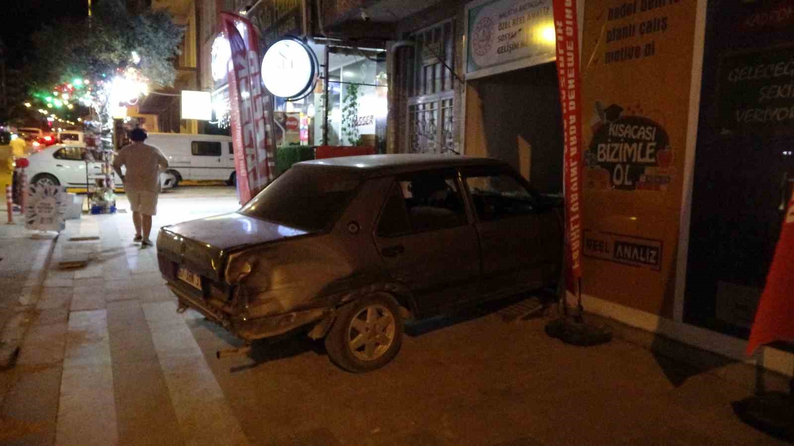 Malatya’da kontrolden çıkan otomobil dershaneye girdi