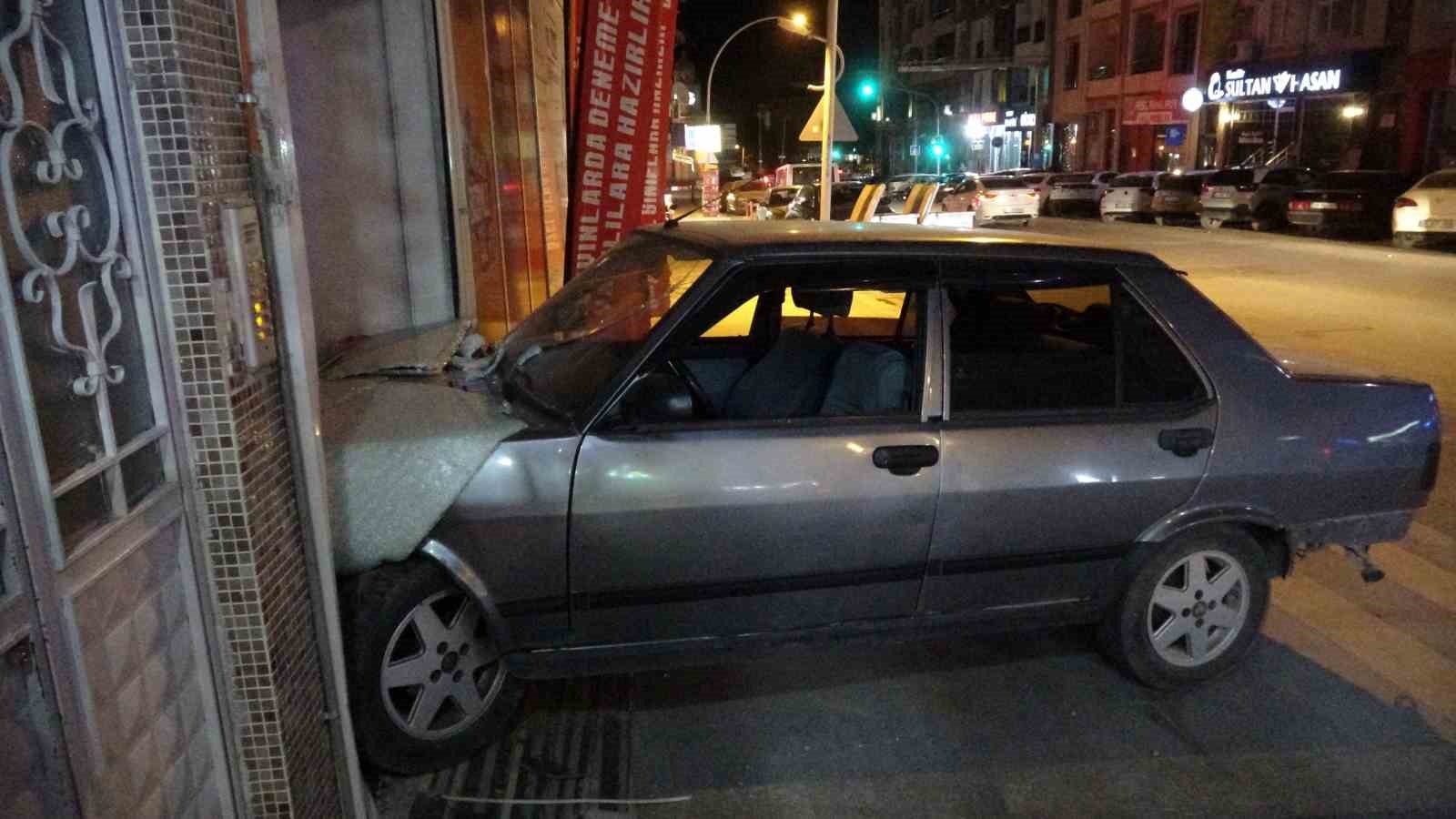 Malatya’da kontrolden çıkan otomobil dershaneye girdi