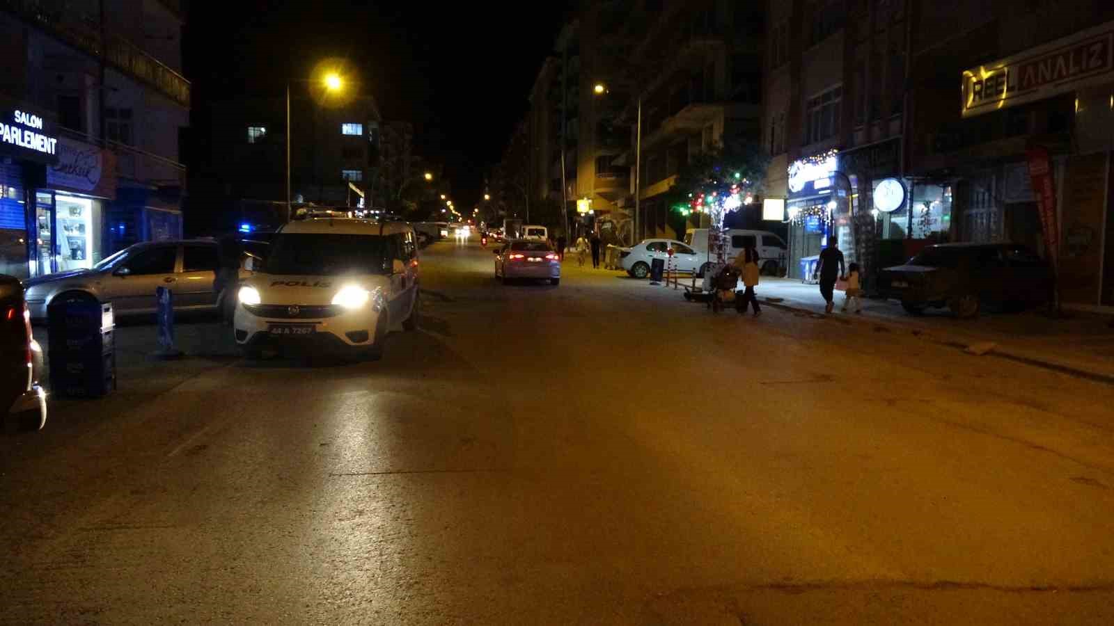 Malatya’da kontrolden çıkan otomobil dershaneye girdi