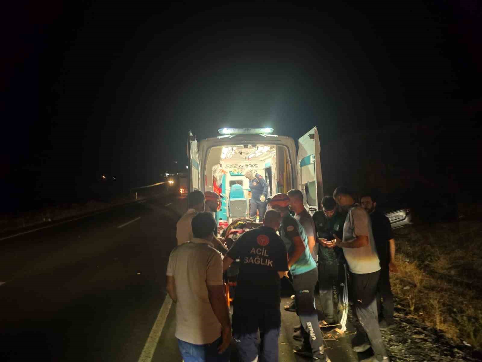 Bingöl’de otomobil yoldan çıktı: 2 yaralı