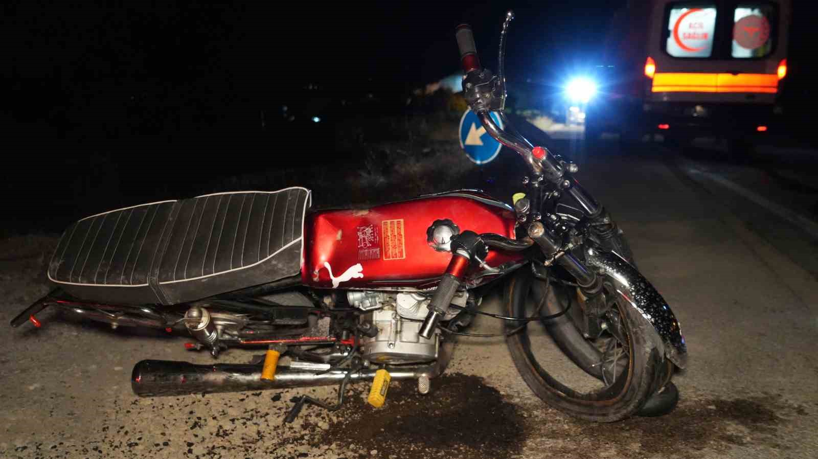 Trafik levhasına çarpan motosiklet hurdaya döndü: 2 yaralı