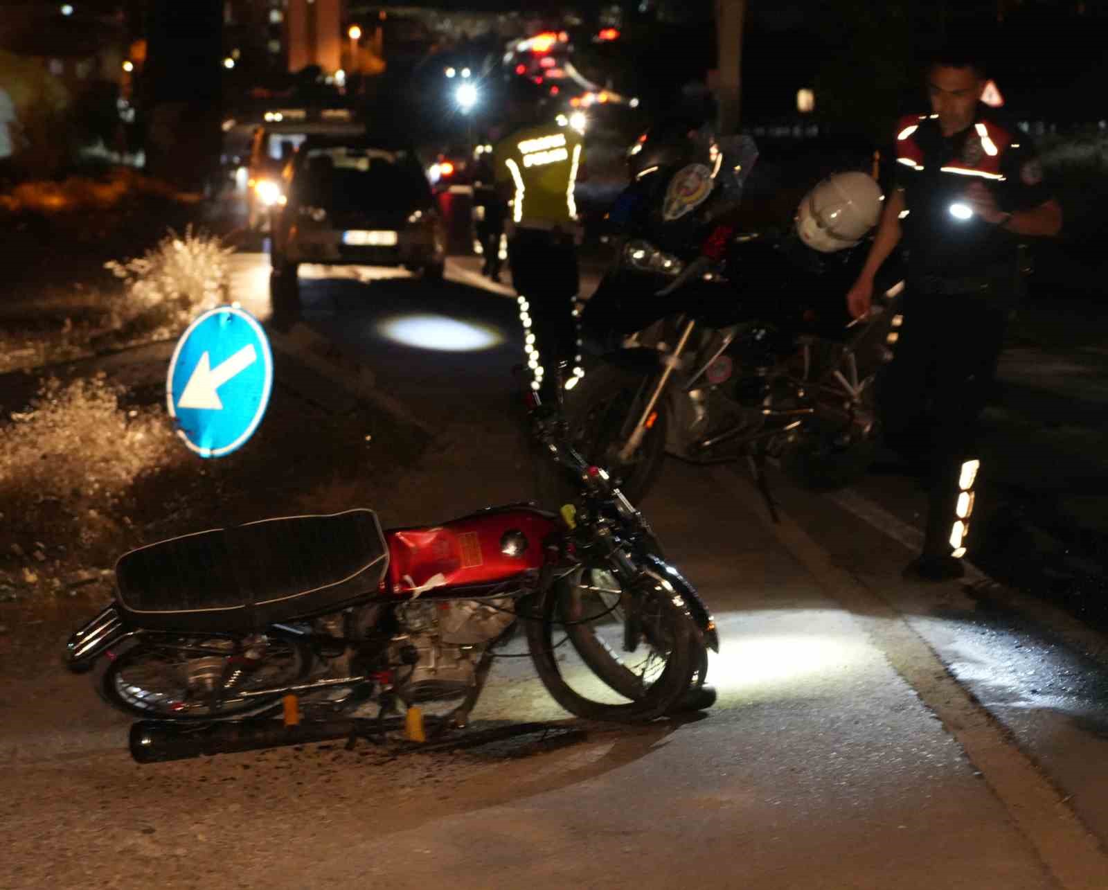 Trafik levhasına çarpan motosiklet hurdaya döndü: 2 yaralı