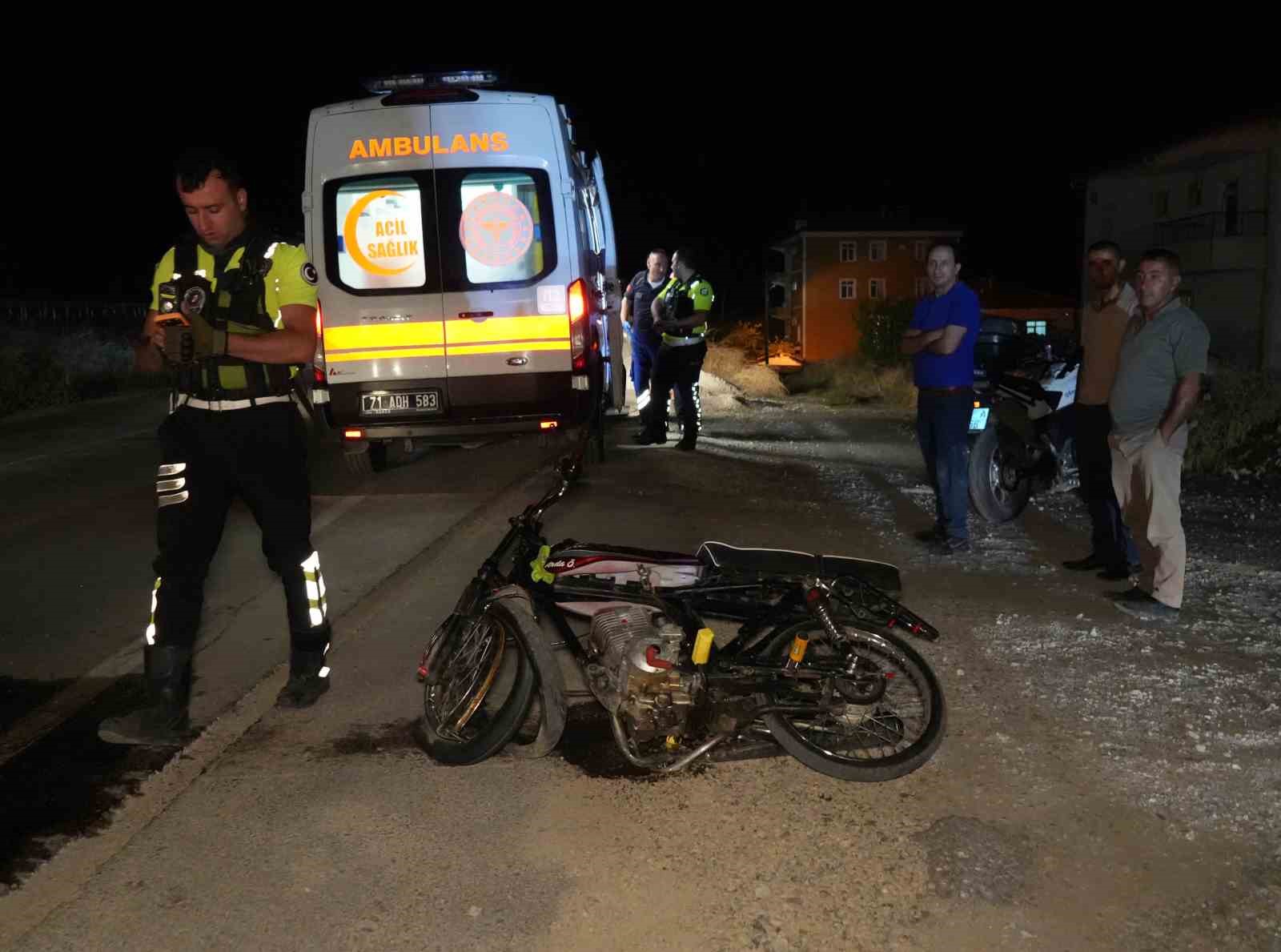 Trafik levhasına çarpan motosiklet hurdaya döndü: 2 yaralı