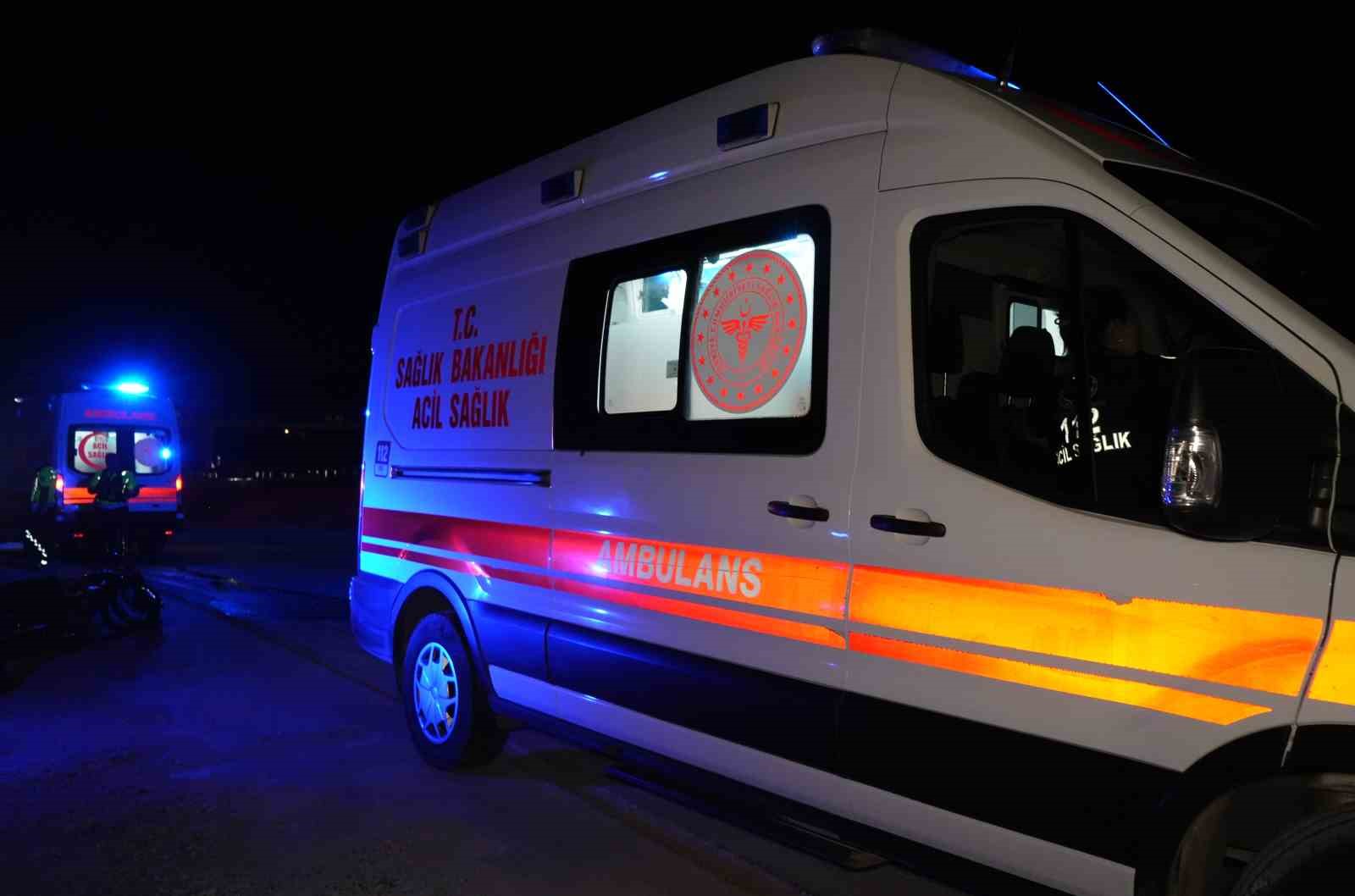 Trafik levhasına çarpan motosiklet hurdaya döndü: 2 yaralı