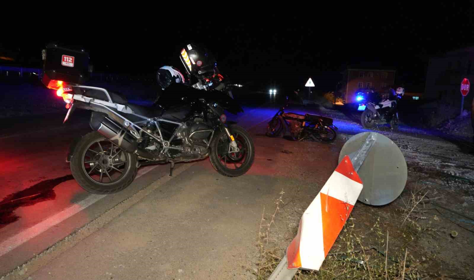 Trafik levhasına çarpan motosiklet hurdaya döndü: 2 yaralı