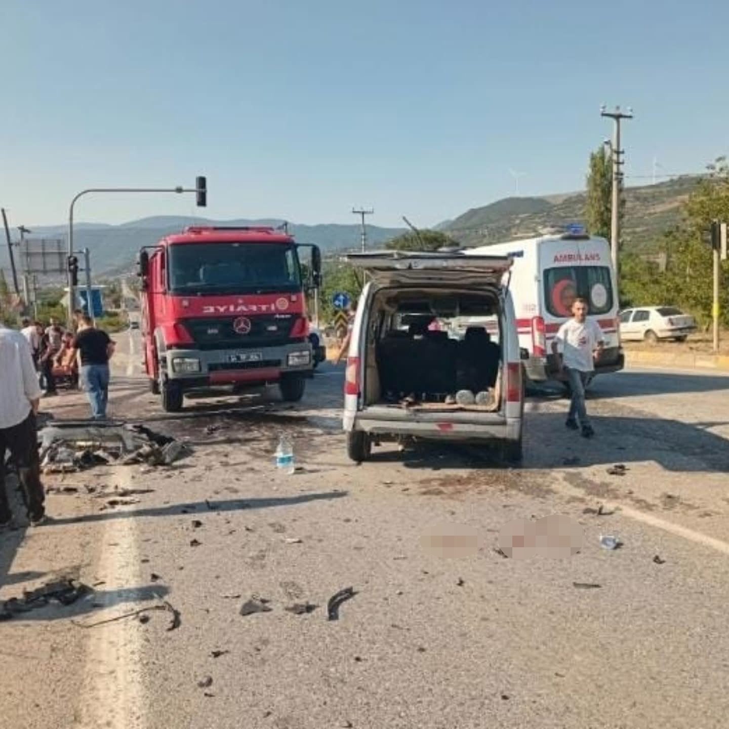 Hafif ticari araç ile SUV kafa kafaya çarpıştı: 6 yaralı