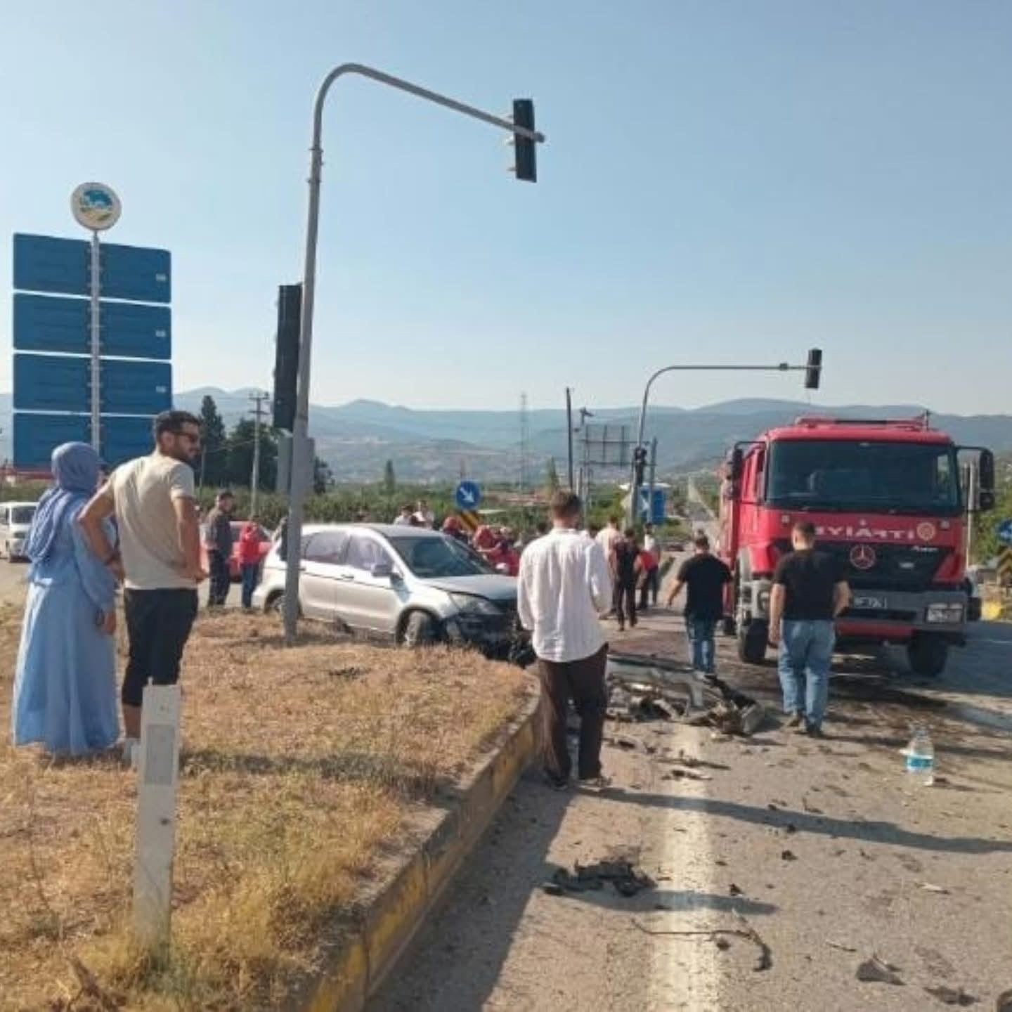 Hafif ticari araç ile SUV kafa kafaya çarpıştı: 6 yaralı