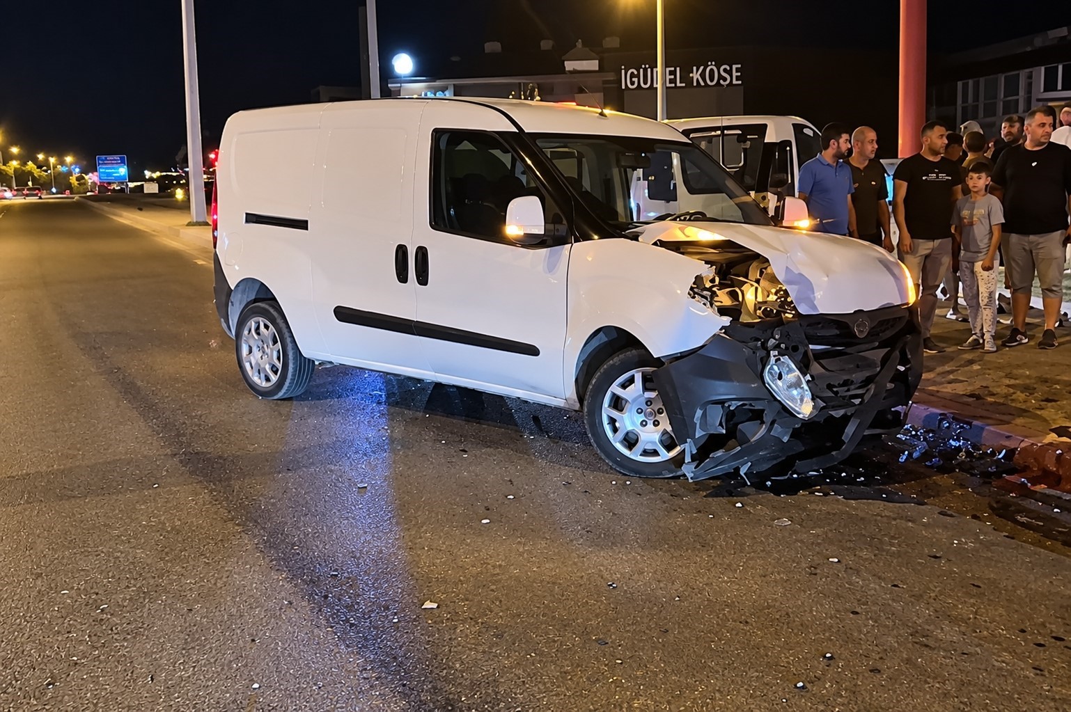 Düzce’de otomobil ile hafif ticari araç çarpıştı: 3 yaralı