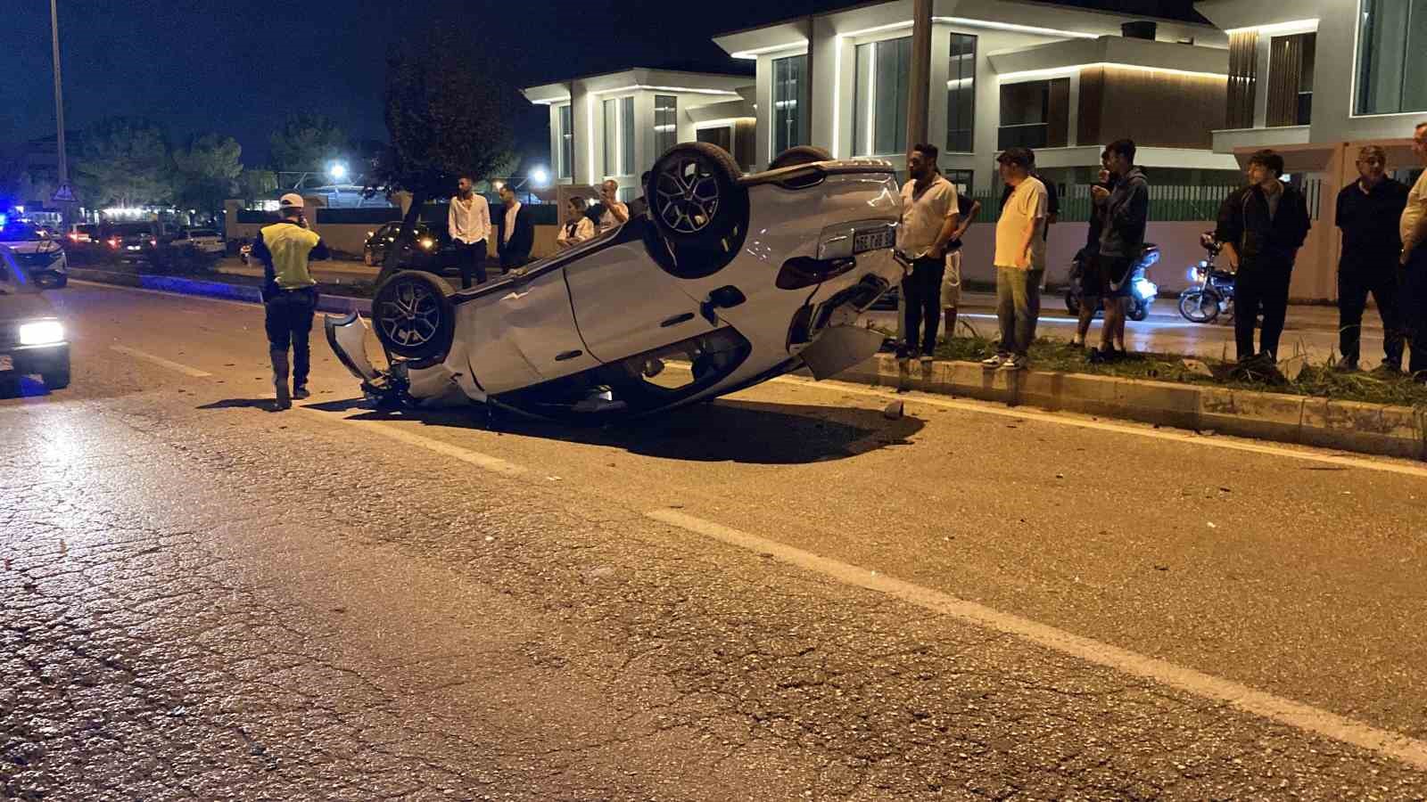 Kamyonetle çarpışan otomobil takla attı: 2 yaralı