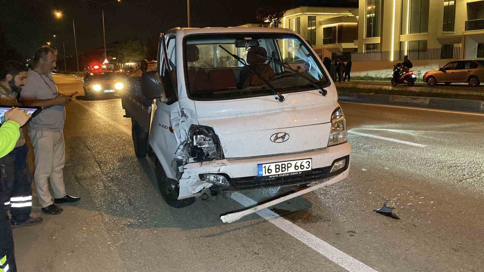 Kamyonetle çarpışan otomobil takla attı: 2 yaralı