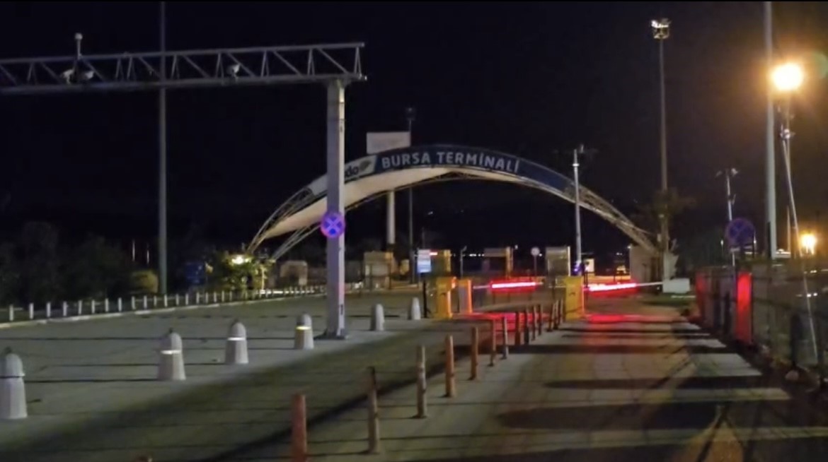 İDO deniz otobüsü Mudanya İskelesi’ne çarptı: Yolcuların panik anları kamerada