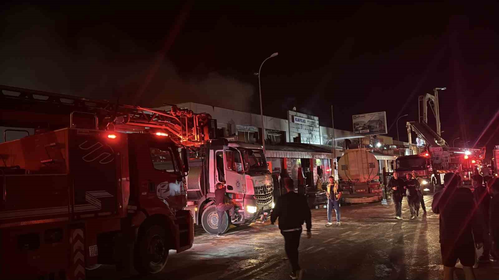 Sanayi sitesindeki yangın büyük oranda kontrol altına alındı