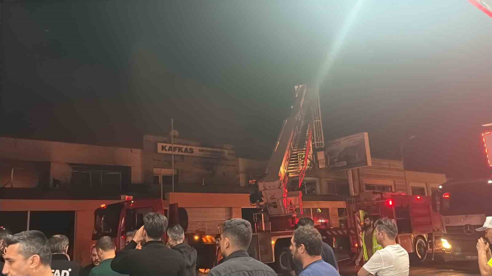 Alevlere teslim olan iş yerlerini gözyaşlarıyla izledi