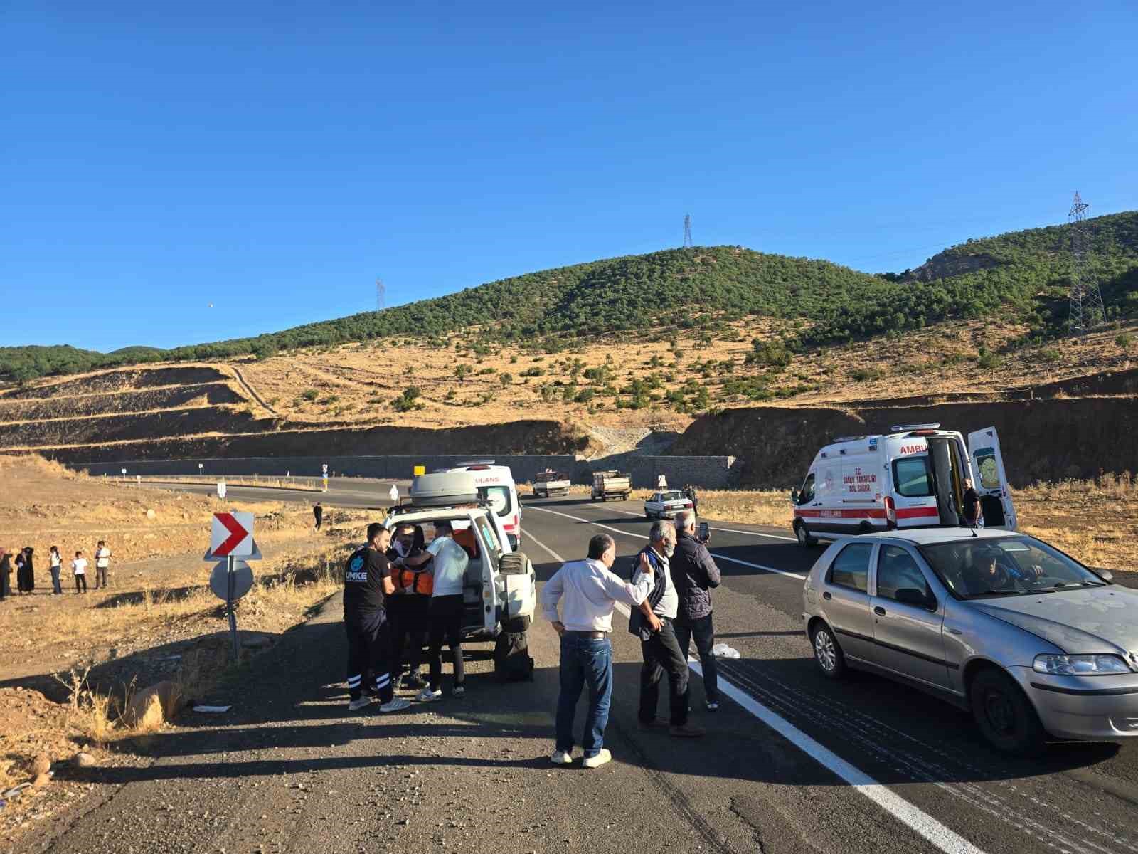 Bingöl’de kamyonet şarampole yuvarlandı: 3 yaralı