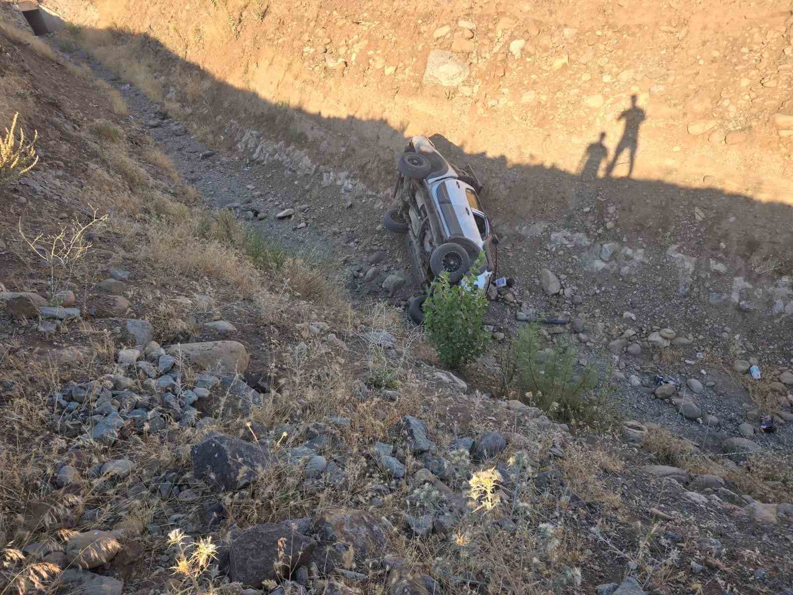 Bingöl’de kamyonet şarampole yuvarlandı: 3 yaralı