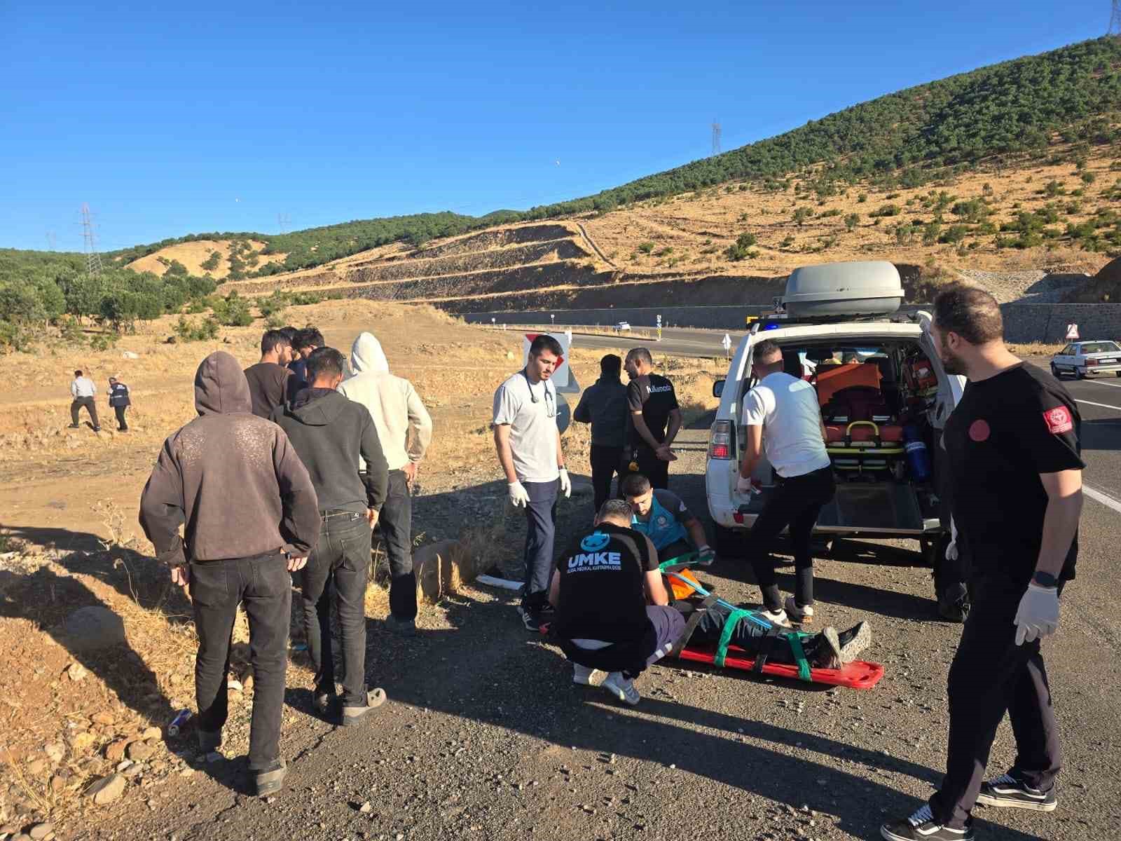 Bingöl’de kamyonet şarampole yuvarlandı: 3 yaralı