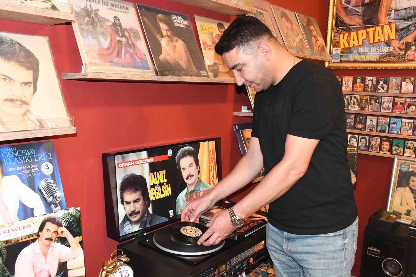 Çocukken başladı, 25 yılda dev bir arşive dönüştü: Orhan Gencebay’ın tüm izlerini topluyor