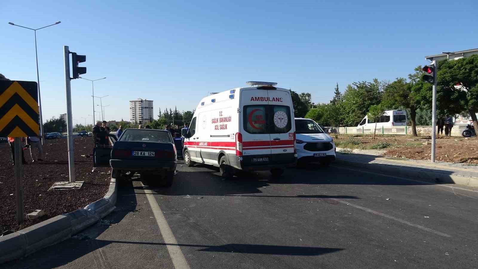 Kilis’te kırmızı ışık ihlali yapan otomobil motosiklete çarptı: 1 ölü