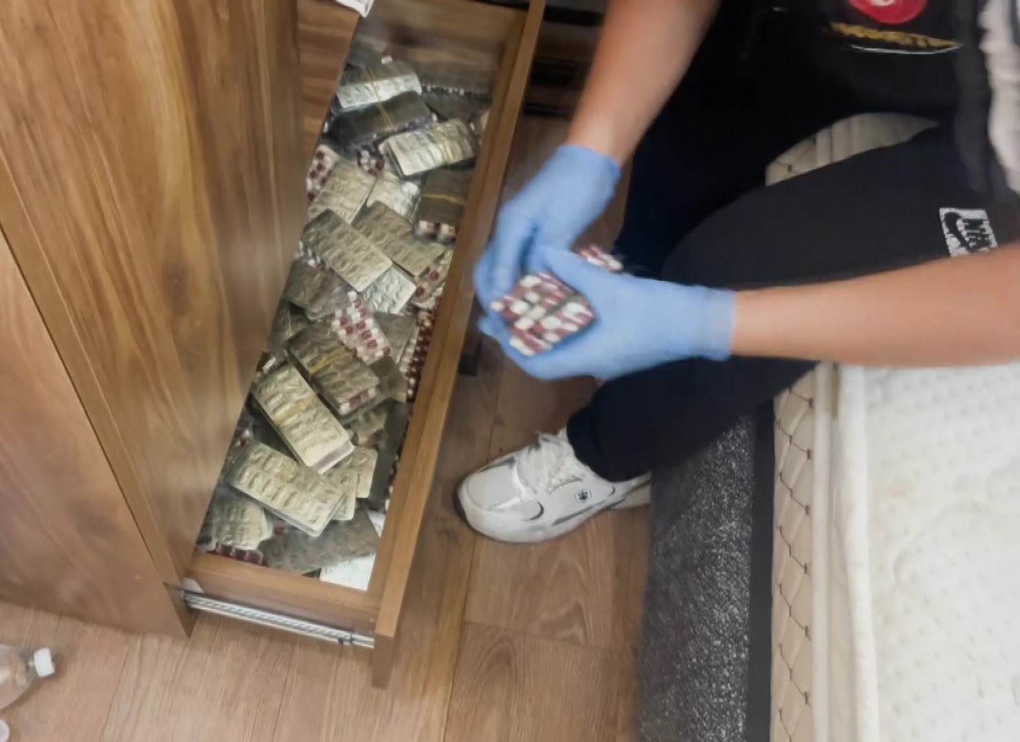Evlerinden uyuşturucular ve silahlar çıktı: 9 şüpheli tutuklandı