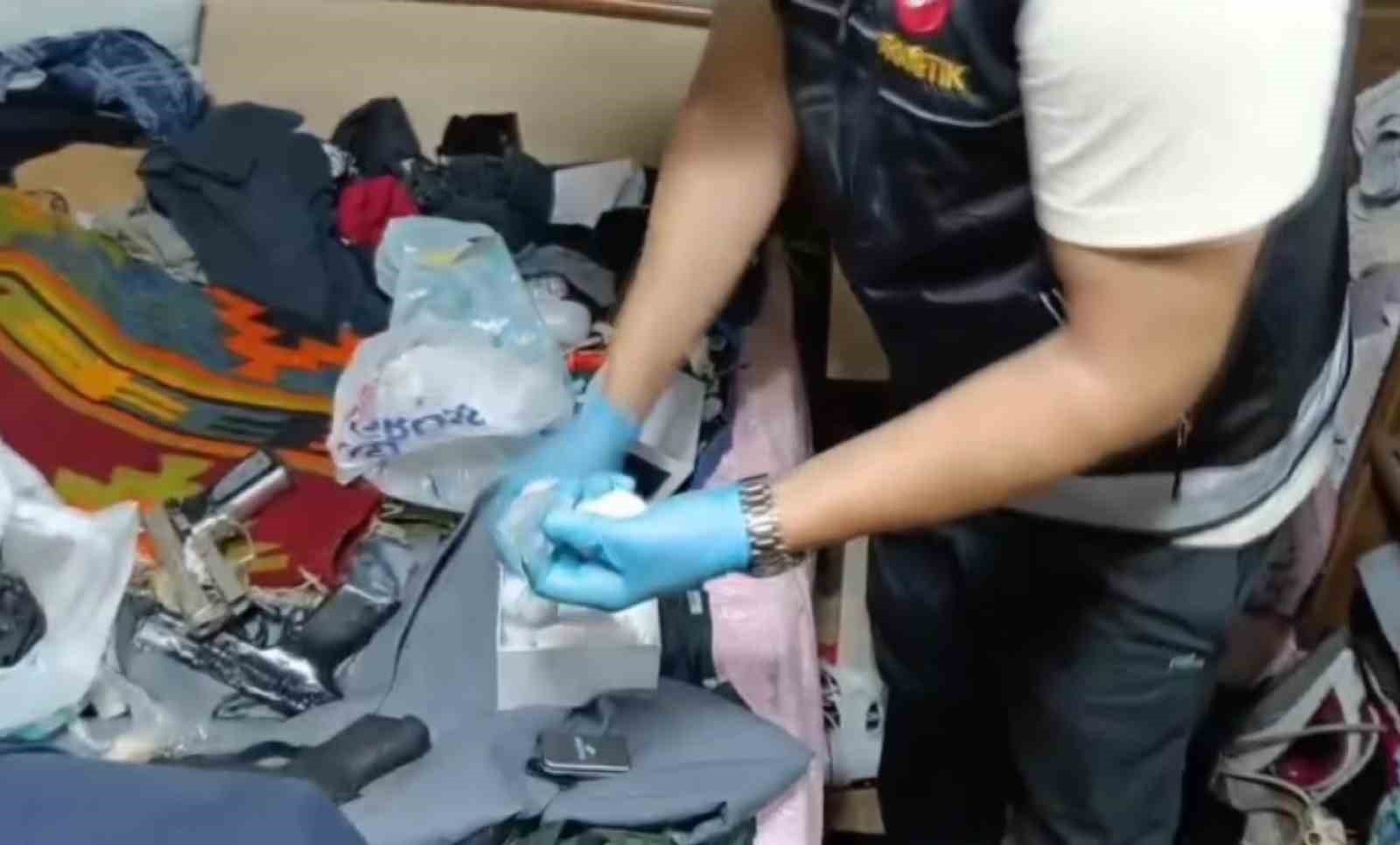 Evlerinden uyuşturucular ve silahlar çıktı: 9 şüpheli tutuklandı