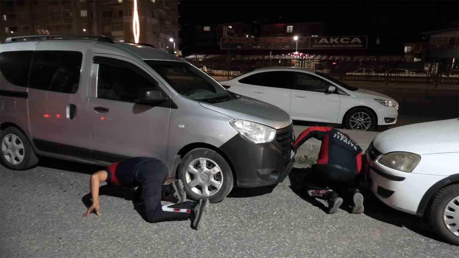 Yozgat’ta aracın motorunda mahsur kalan yavru kediyi itfaiye kurtardı