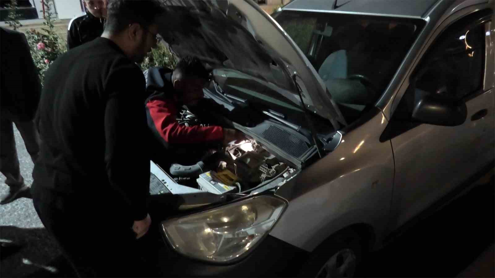 Yozgat’ta aracın motorunda mahsur kalan yavru kediyi itfaiye kurtardı