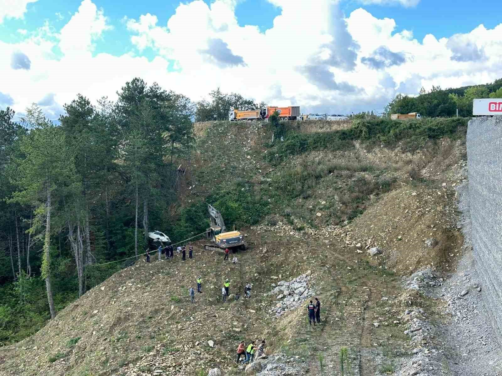 İşçileri taşıyan minibüs, şarampole yuvarlandı: 1 ölü, 4 yaralı